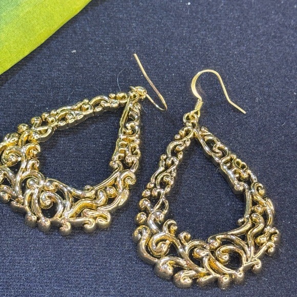 And Lovely Gold Tone Filigree Fish Hook Dangle Earrings - Picture 5 of 8